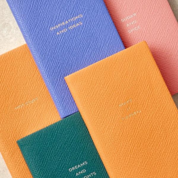 【SMYTHSON】英国王室御用達ブランドが贈る2026春夏コレクション!鮮やかカラーとレシピジャーナルで夏を彩る