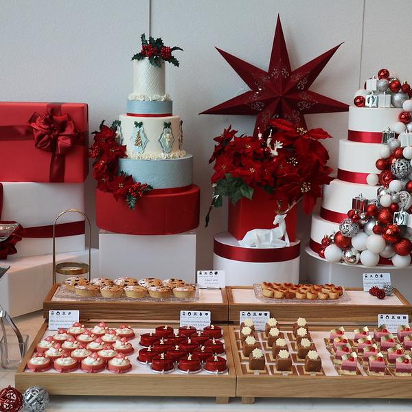 【東京】コンラッド東京のクリスマススイーツビュッフェ♡赤と白が映えるサンタムースやケーキ