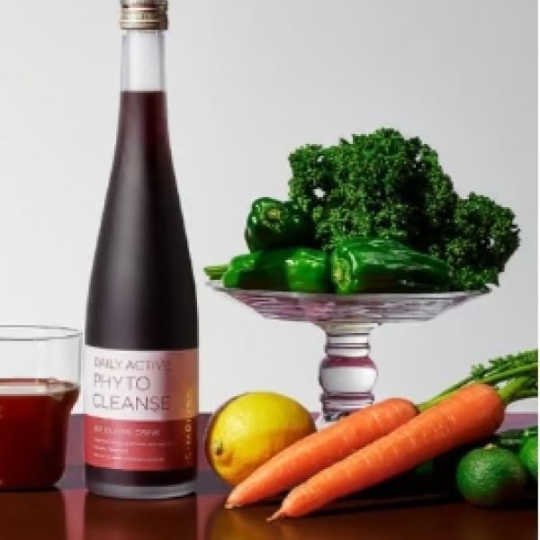 ウェルネスブランドSIMPLISSE / シンプリスから、90種の国産素材を自然醗酵した新ドリンクが登場。「デイリー アクティブ フィト クレンズ」2026年1月16日発売