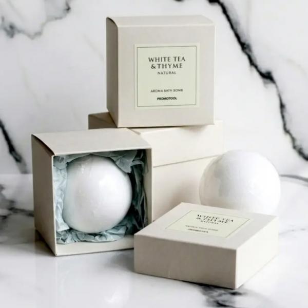 大人の夜を整える、天然精油100％の新作バスボム。プロモツール株式会社「アロマバスボム ホワイトティー＆タイム（ナチュラル）」が登場