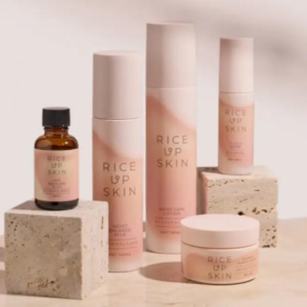 「この肌と、上を向く」創業131年の老舗が贈る発酵美容♡「RICE UP SKIN」がOsaka Metro御堂筋線をジャック◎