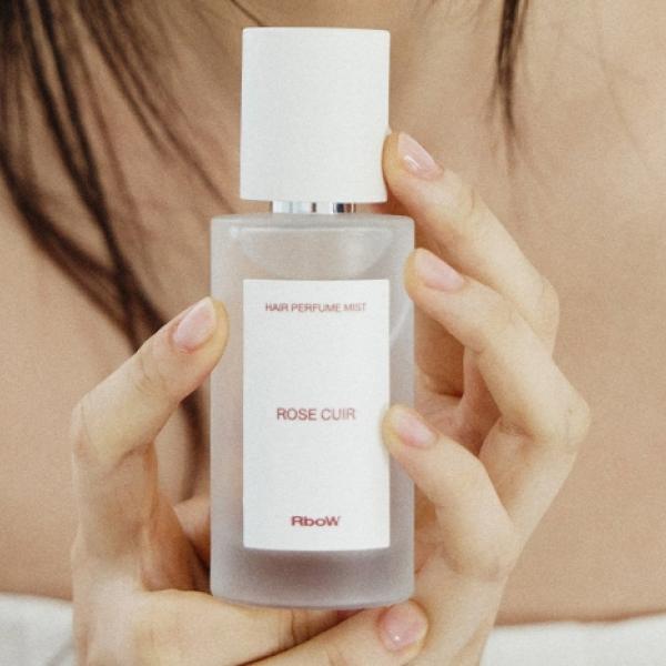 髪で香らせる新しいスタイル♡RboW「ROSE CUIR ヘアパフュームミスト」で叶える軽やかフローラル体験