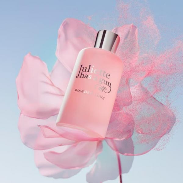 パリ発《ジュリエット ハズ ア ガン》から新作登場。甘く夢のような"パウダリーグルマン"の香りに包まれて