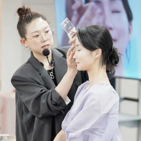 ミス・ワールドファイナリストも体験♪アヴァンセ「アイフルールパレット」で花咲く眼差しを手に入れて