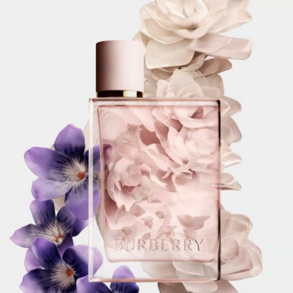 花びらが舞う限定ボトル♡バーバリー ハー ペタルズ オードパルファムが登場✿