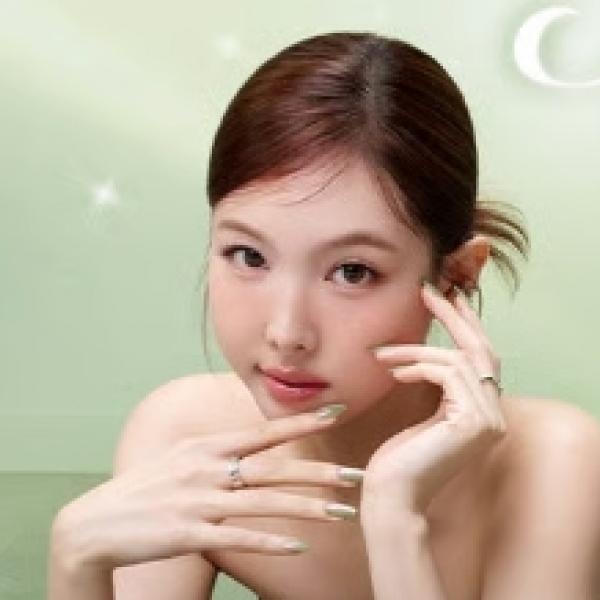 TWICEナヨンがミューズ。フィンガースーツから輝く春の躍動感を込めた新コレクション登場♡