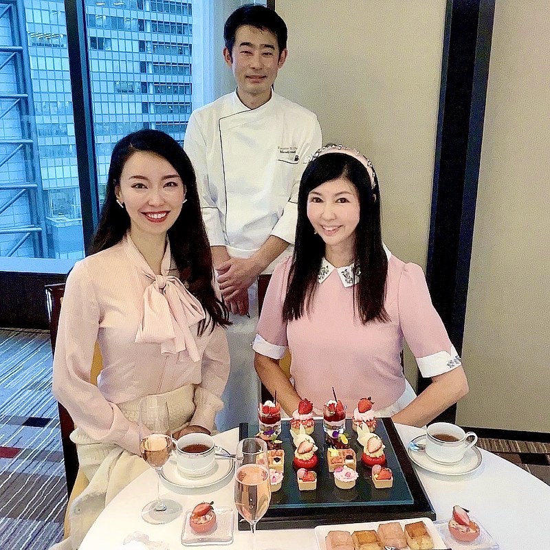 【東京】コンラッド東京“いちご×花々”のアフタヌーンティー、苺のミニパフェ&うさぎのムースなど