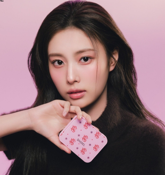 「SNIDEL BEAUTY 2025 Holiday Collection♡韓国俳優カン・へウォンが彩る、ドレスアップの高揚感を宿す限定コフレ登場◎」