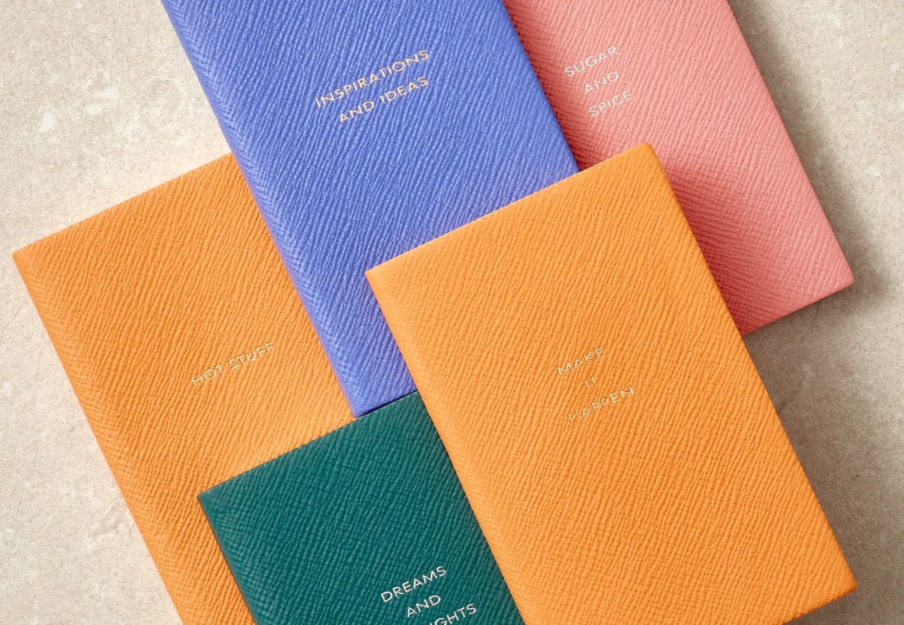【SMYTHSON】英国王室御用達ブランドが贈る2026春夏コレクション!鮮やかカラーとレシピジャーナルで夏を彩る
