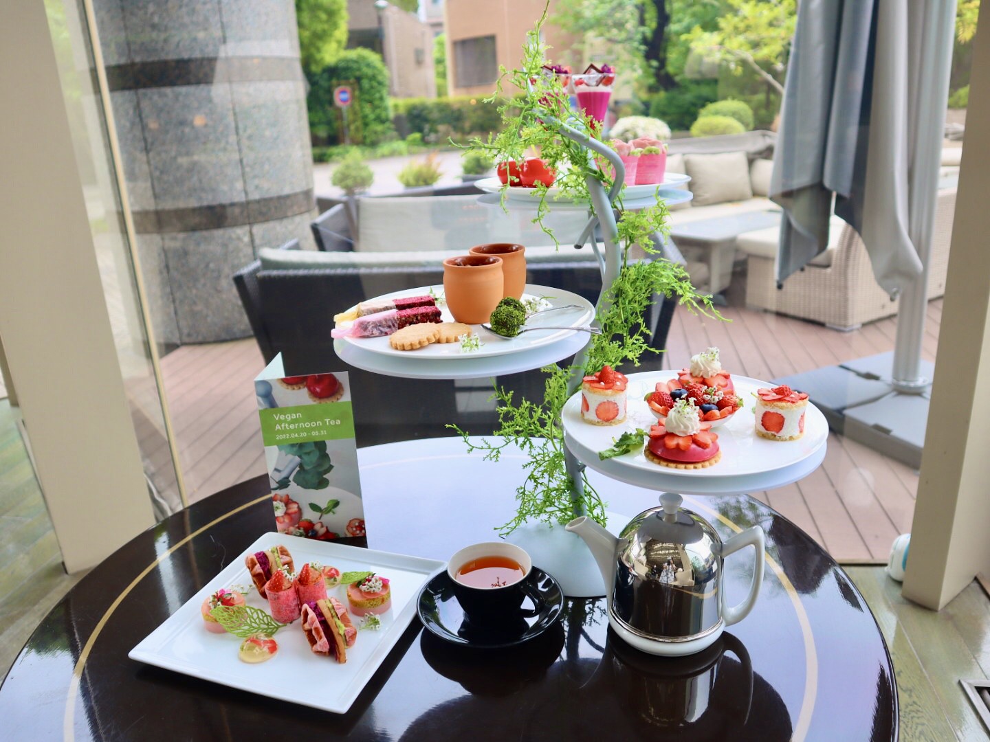 【東京/品川】東京マリオットホテル「ヴィーガンアフタヌーンティー」“薔薇”のカップケーキなど植物由来のスイーツ