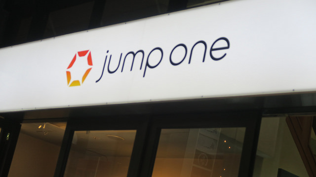 関西初上陸！神戸に暗闇＆トランポリン＆音楽の新感覚フィットネス「JUMP ONE SANNOMIYA」が登場