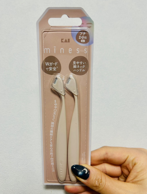 minessの「プチまゆ用カミソリ L」を使ってみました！小回りのきく超ミニ刃で、眉まわりの細かいケアがしやすいです♡