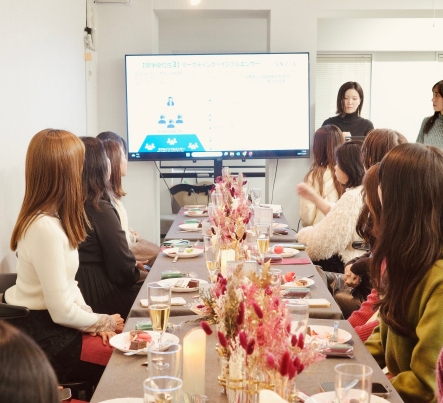 アクシージアが女性個人投資家との対話を深める「体験型IR女子会」を開催。アフタヌーンティーと製品体験で企業理解を深めるイベントレポート