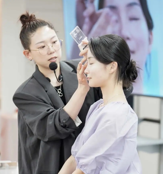 ミス・ワールドファイナリストも体験♪アヴァンセ「アイフルールパレット」で花咲く眼差しを手に入れて