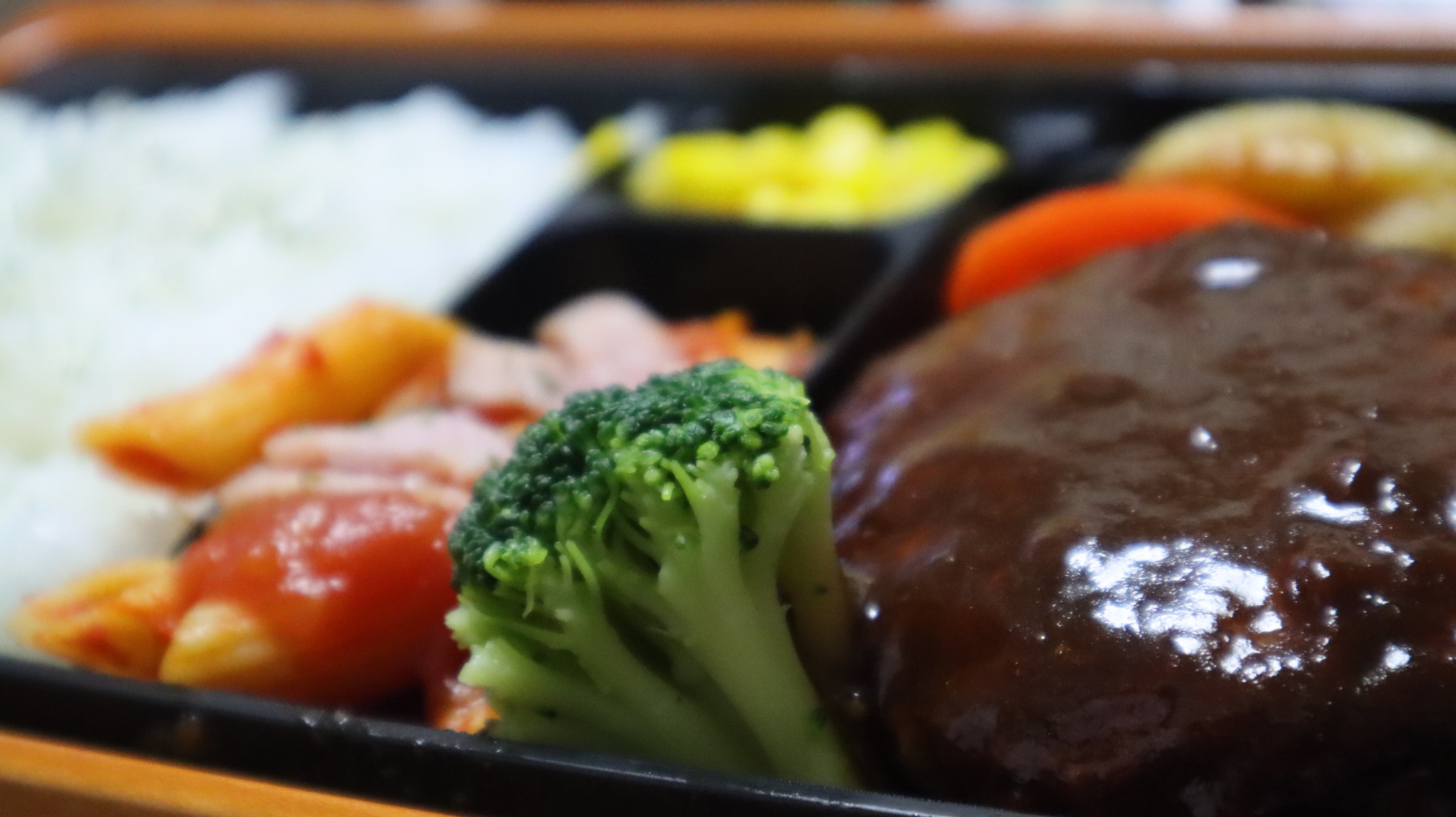 【NEWS】ファミマル “肉弁当 四天王”「肉の旨み感じる ビーフハンバーグ弁当」「香味野菜だれ香る！油淋鶏＆炒飯弁当」など