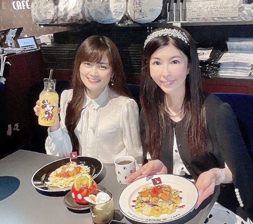 【NEWS】ディズニー100周年記念カフェ♡表参道ヒルズに「映画館」テーマの内装やオリジナルメニュー