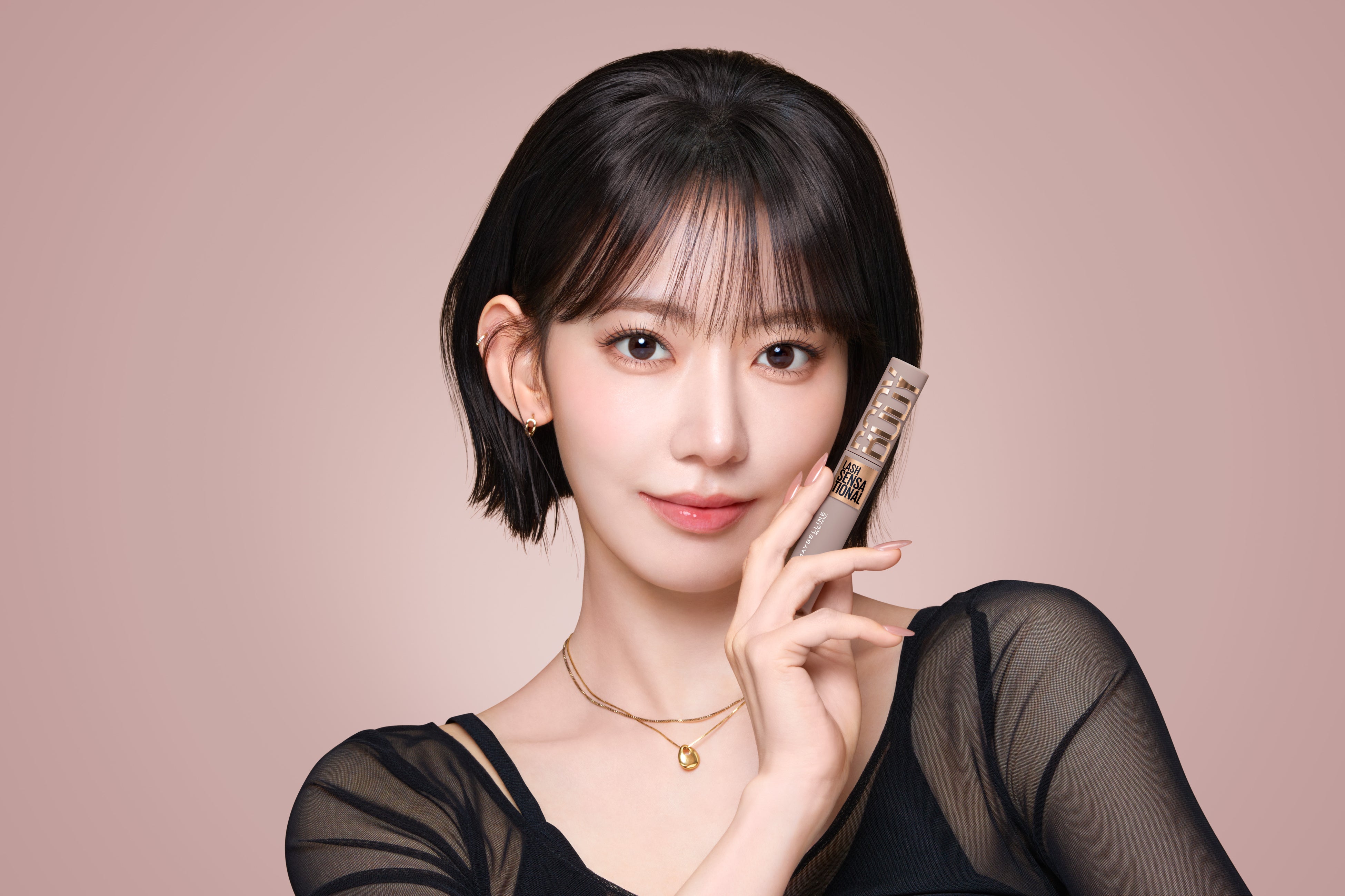 メイベリン4年ぶりの新作『ボディ マスカラ』、宮脇咲良さんとともに登場。