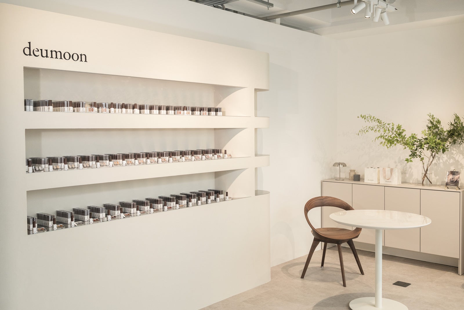 表参道に『deumoon』旗艦店が誕生｜完全予約制でニュアンスカラーを実際に確かめて