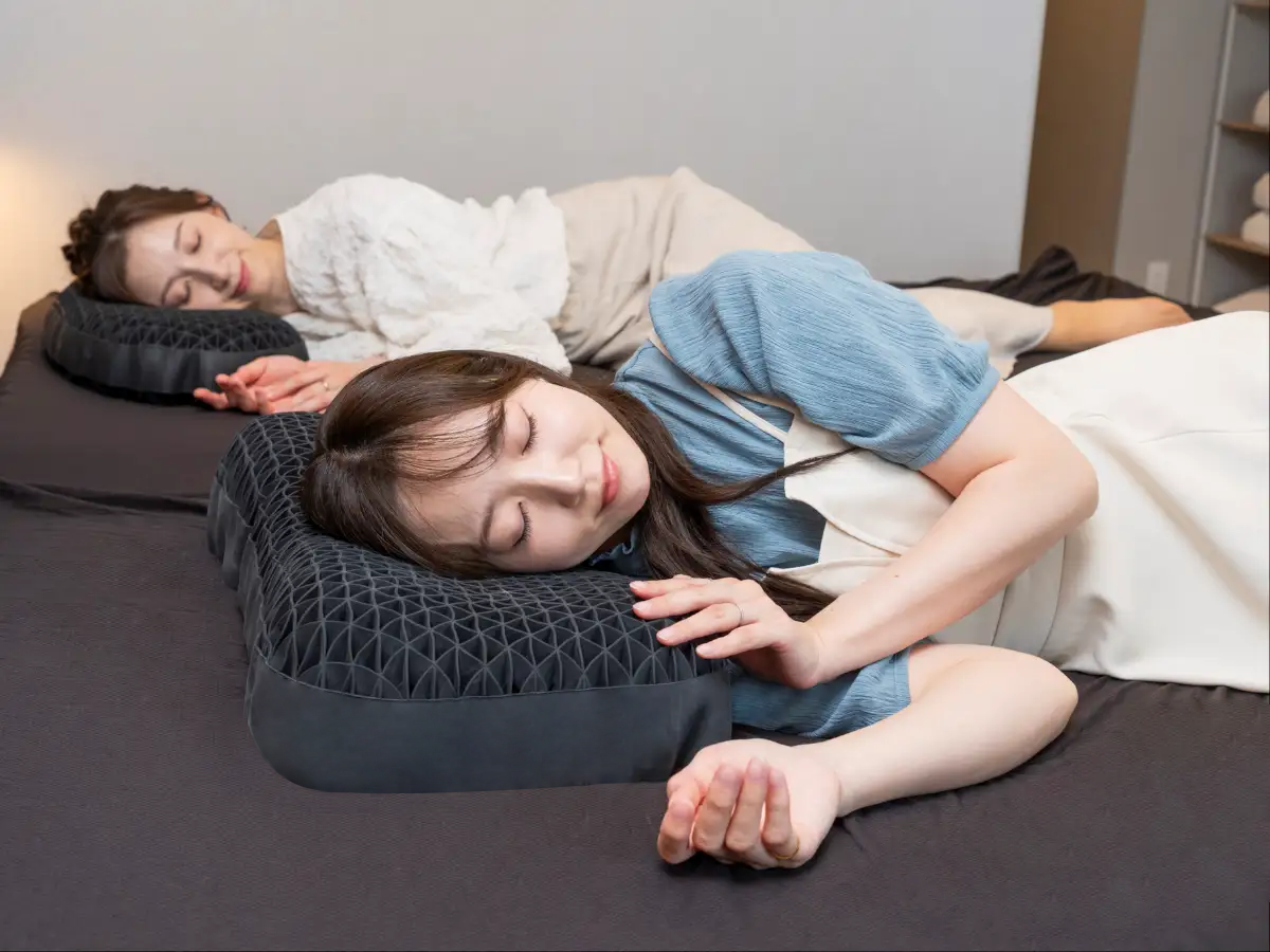 旅先で眠りを整えたい方へ。札幌で「ヒツジのいらない枕®」ステイが始まります。