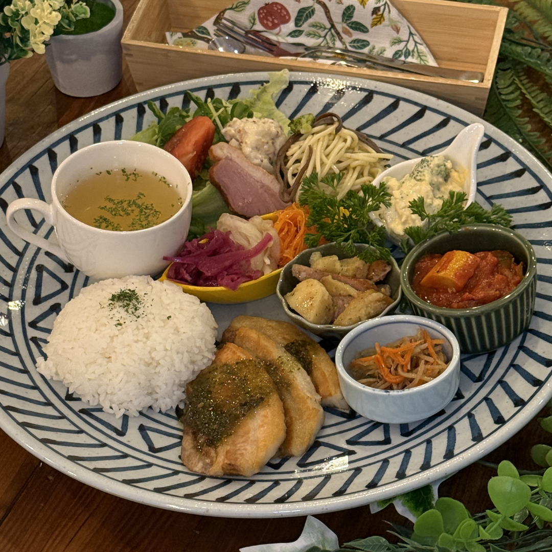 三重・菰野の森で木漏れ日ランチ。10種デリが並ぶごちそうプレートが誕生