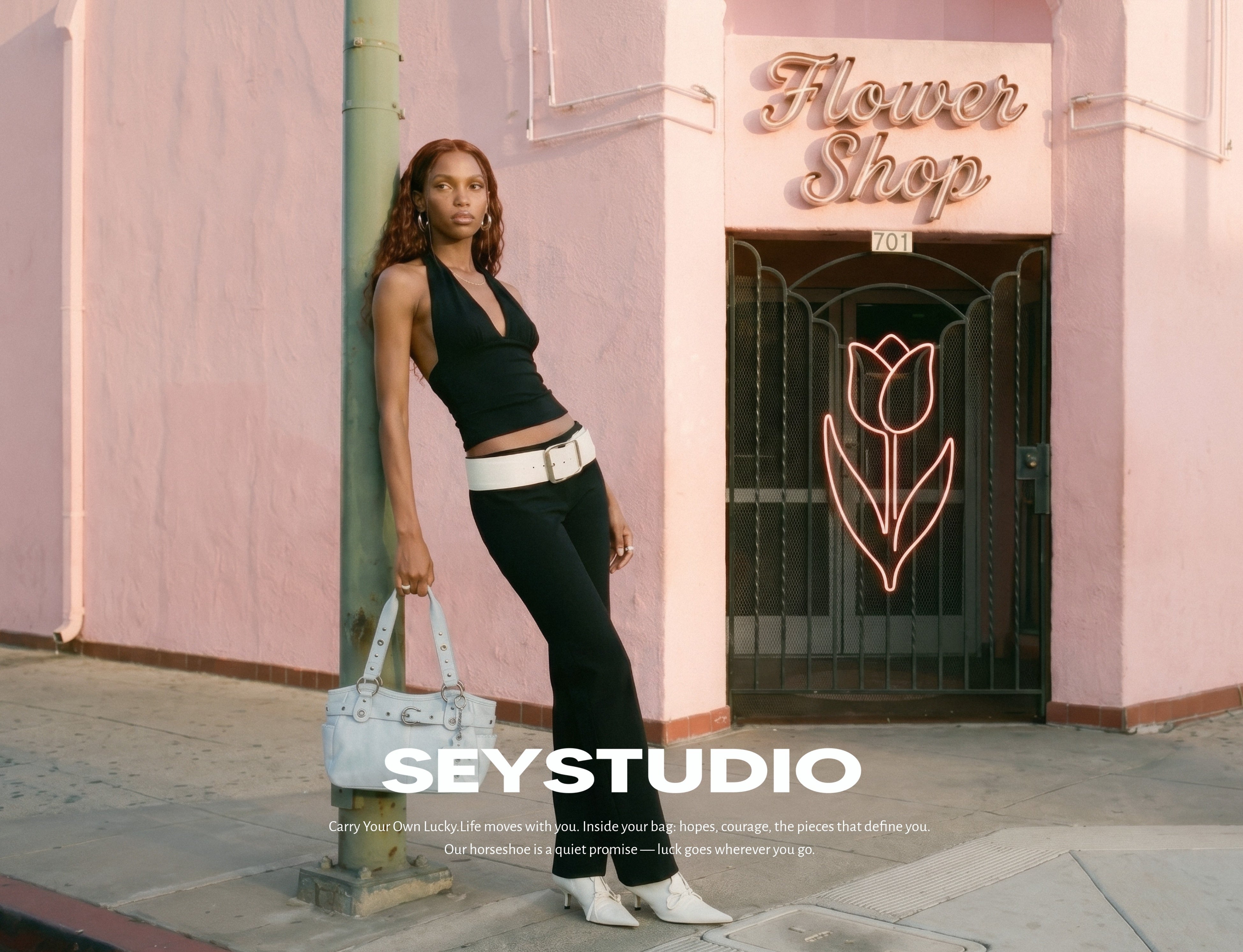 ヴィンテージとモダンの間を絶妙に行き来するSEYSTUDIOのデビューコレクションは、バッ…