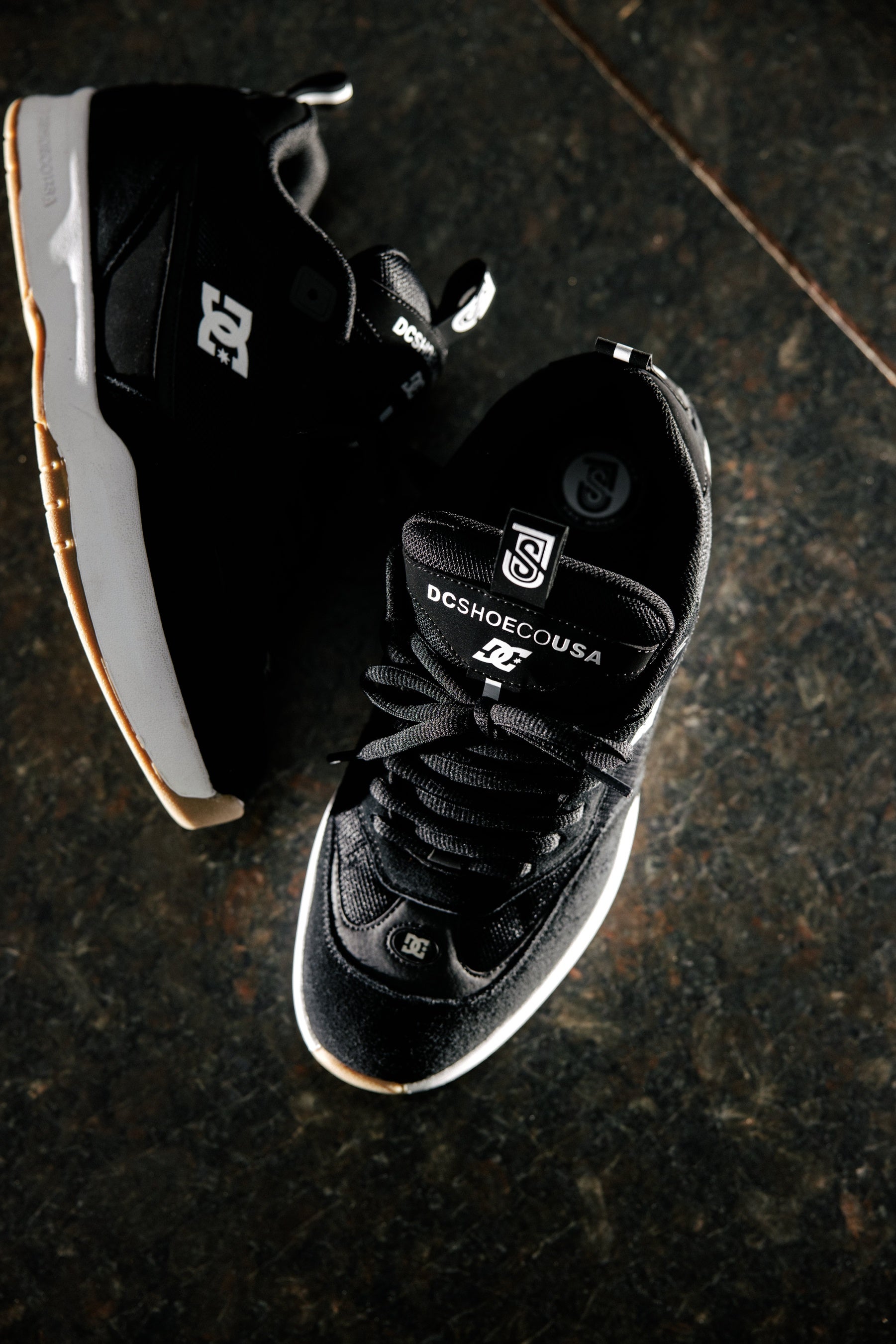 DC Shoesの新作「JS 2」、王道スケートカラーで日常コーデが変わる