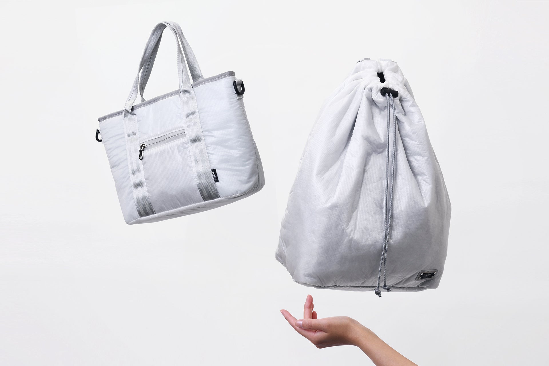 パラシュート生地が日常バッグに。SEALの白いコレクションが登場