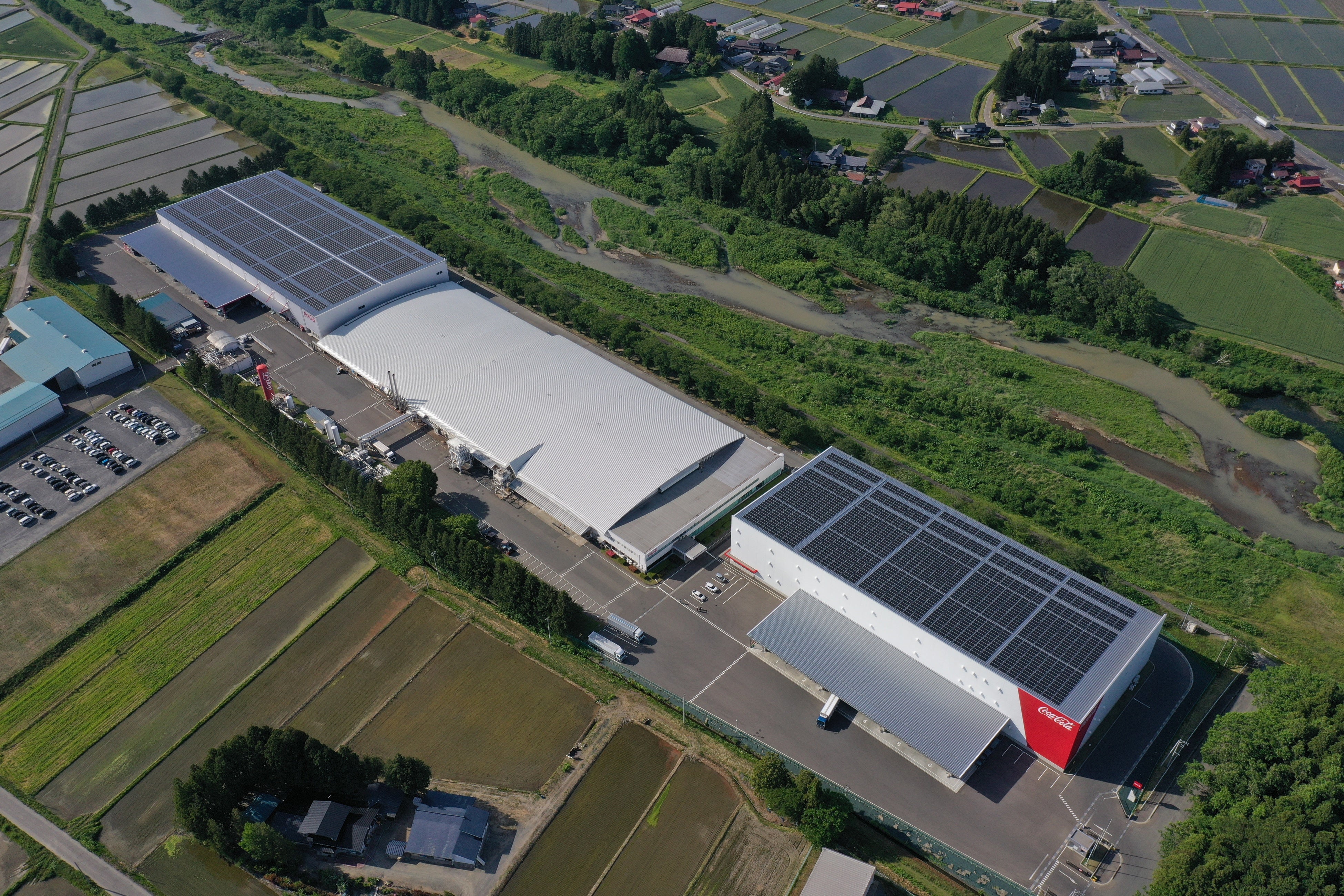 工場の屋根が再エネの発電所に。東北の飲料メーカーが選んだサステナブルな一歩