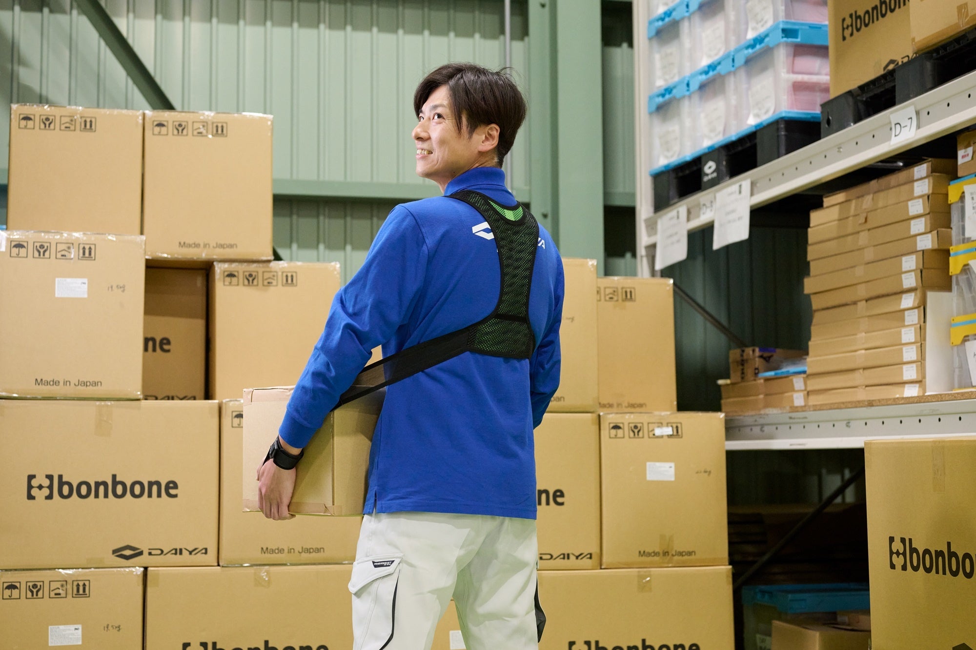 約10秒で装着、腕の負担を両方向から支えるアシストスーツが登場