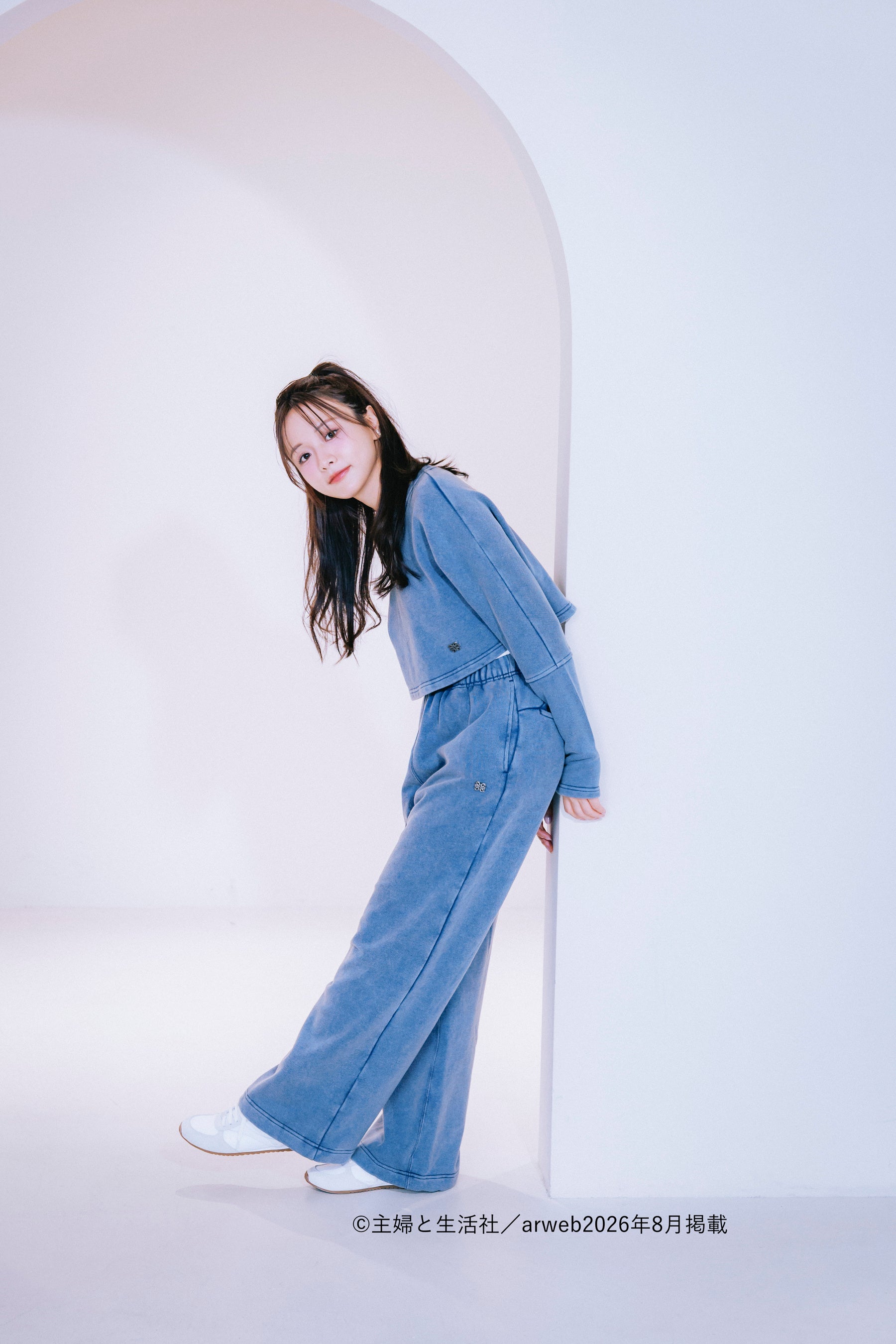 森香澄が着こなすRUELLE新作、アスレジャーの新定番へ