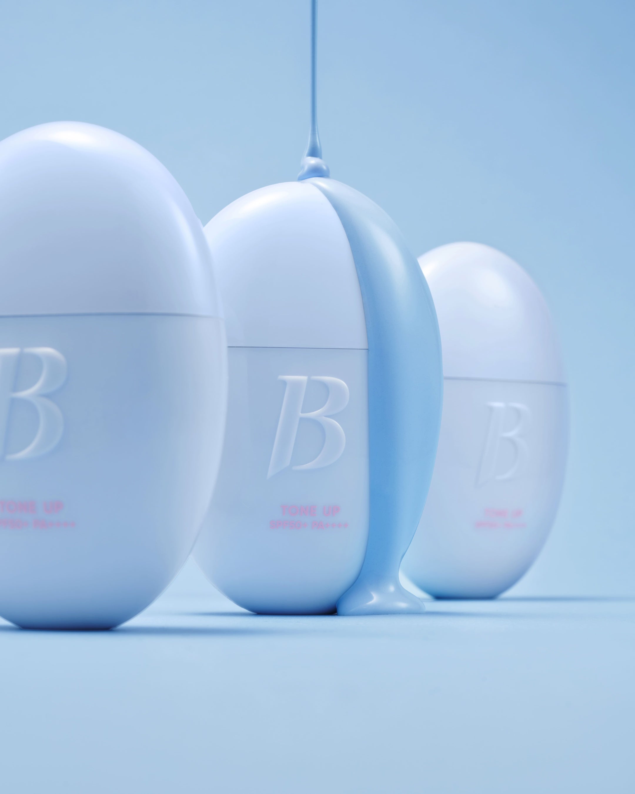 赤みも黄ぐすみも、儚げブルーで整える。バニラコの下地が日本発売