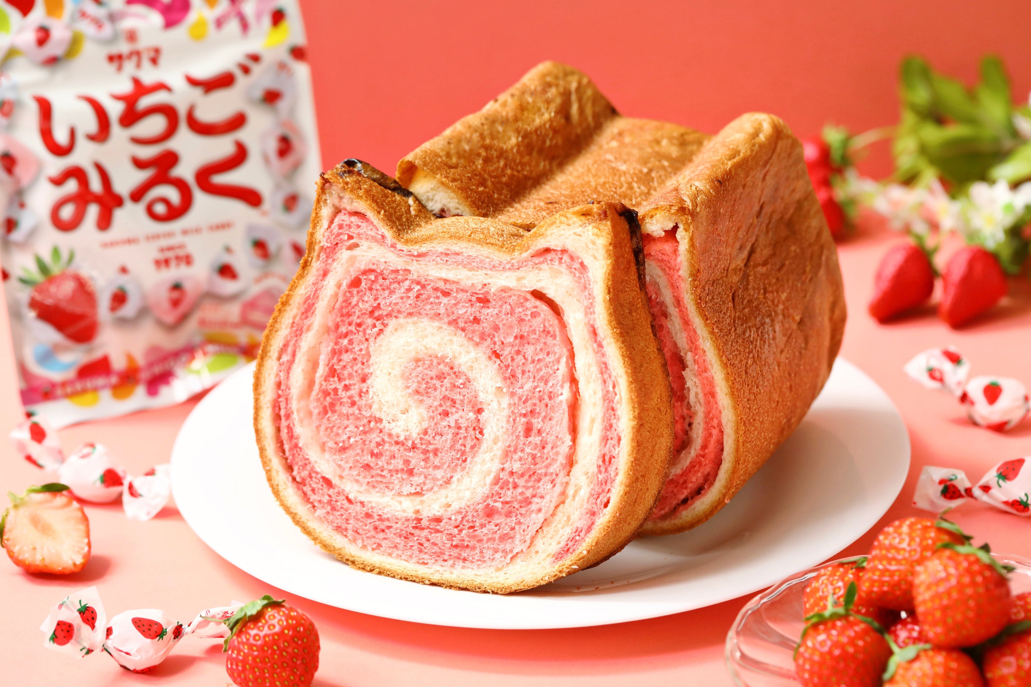ねこねこ食パンがサクマのいちごみるくでぐるぐる模様