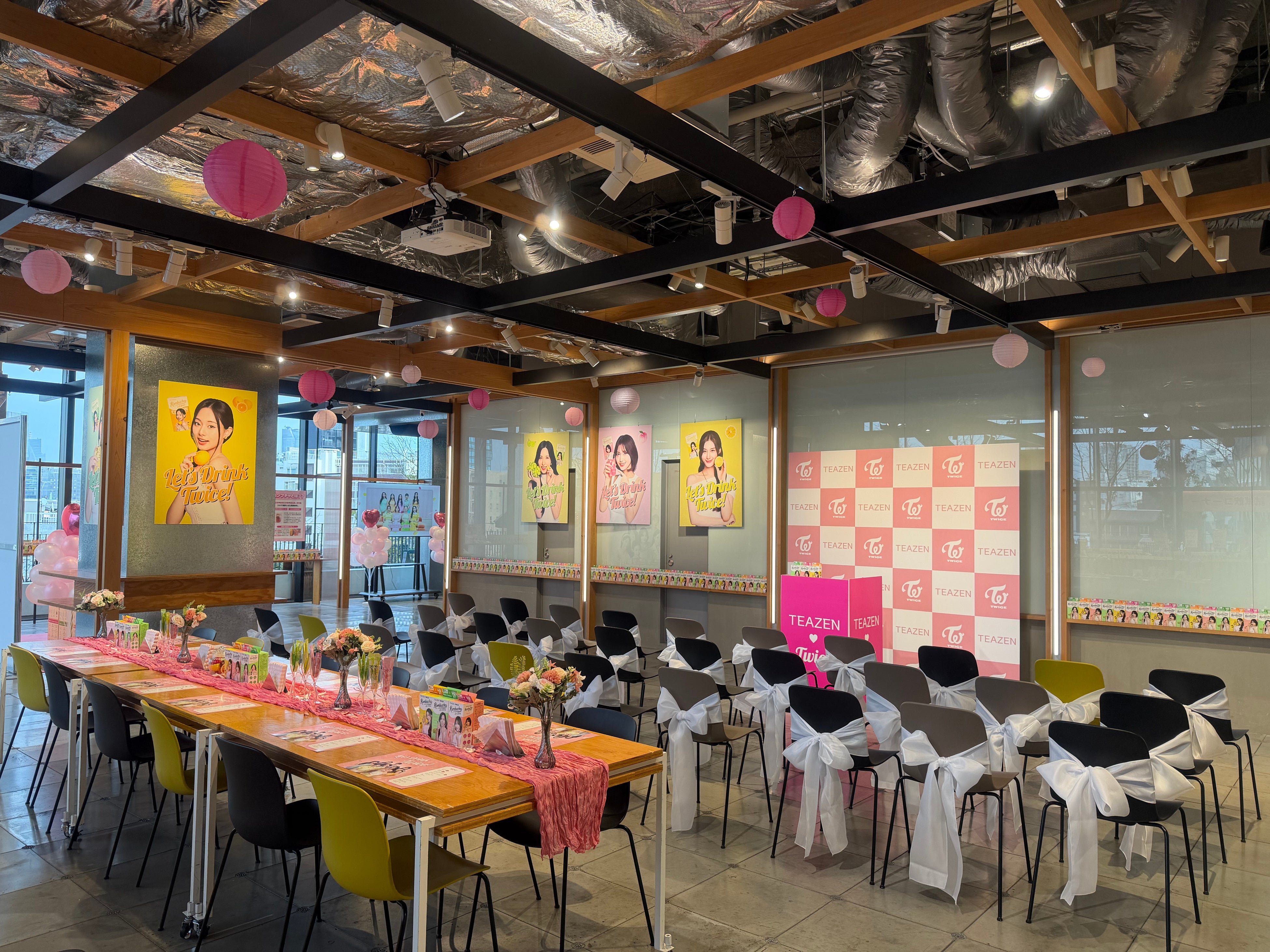 原宿で解禁された、TWICEと一杯のコンブチャ
