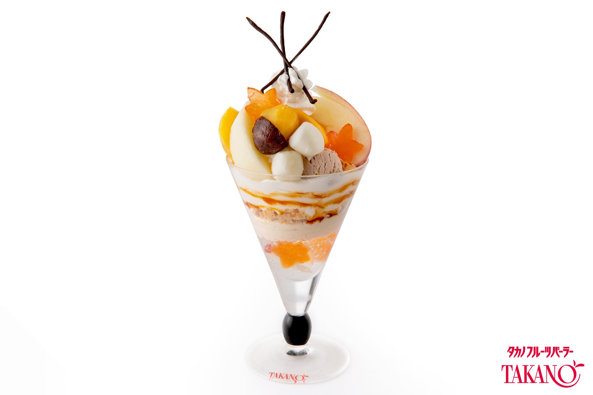 タカノフルーツパーラーの「秋色パフェ」。りんごや洋梨、柿にほうじ茶クリーム