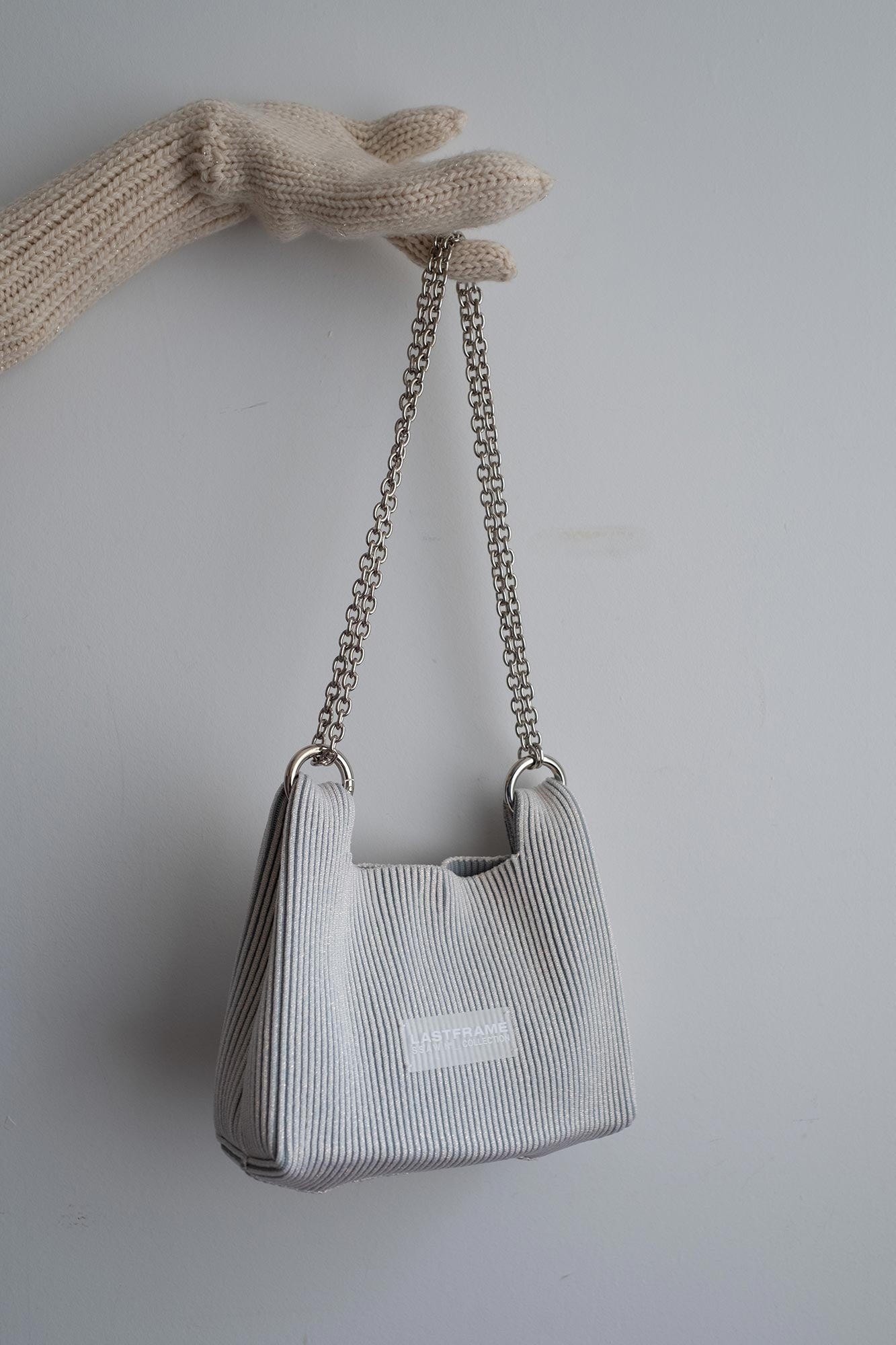 LASTFRAME「METALLIC」新作、京都の金銀糸に着想したニットバッグ