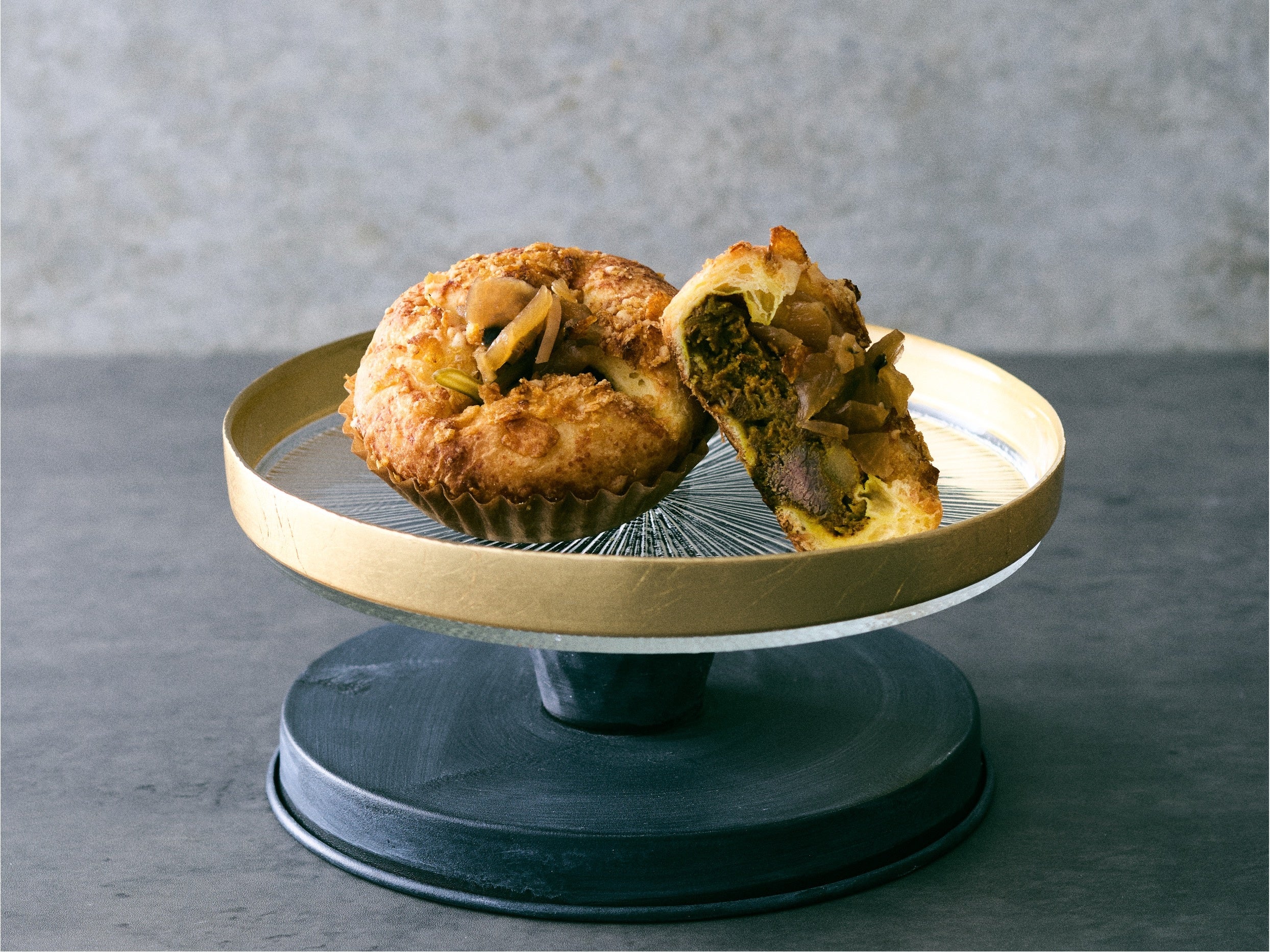 Comme'N TOKYOの「ブリオッシュ・焼きカレーパン」、しっとりほどける生地で
