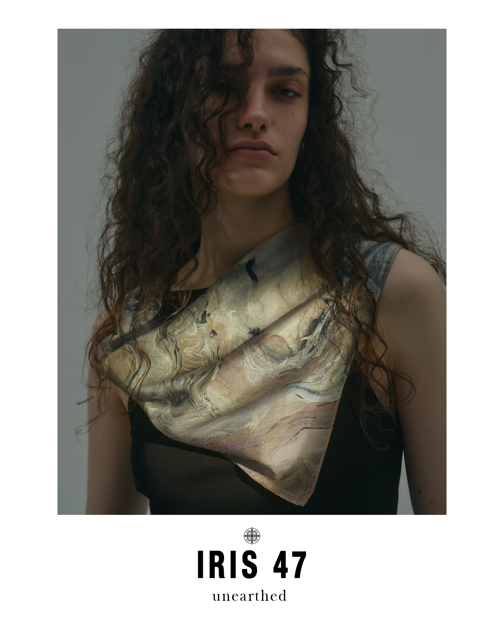 IRIS47の新作「unearthed」、地層と植物を描くシルクスカーフも