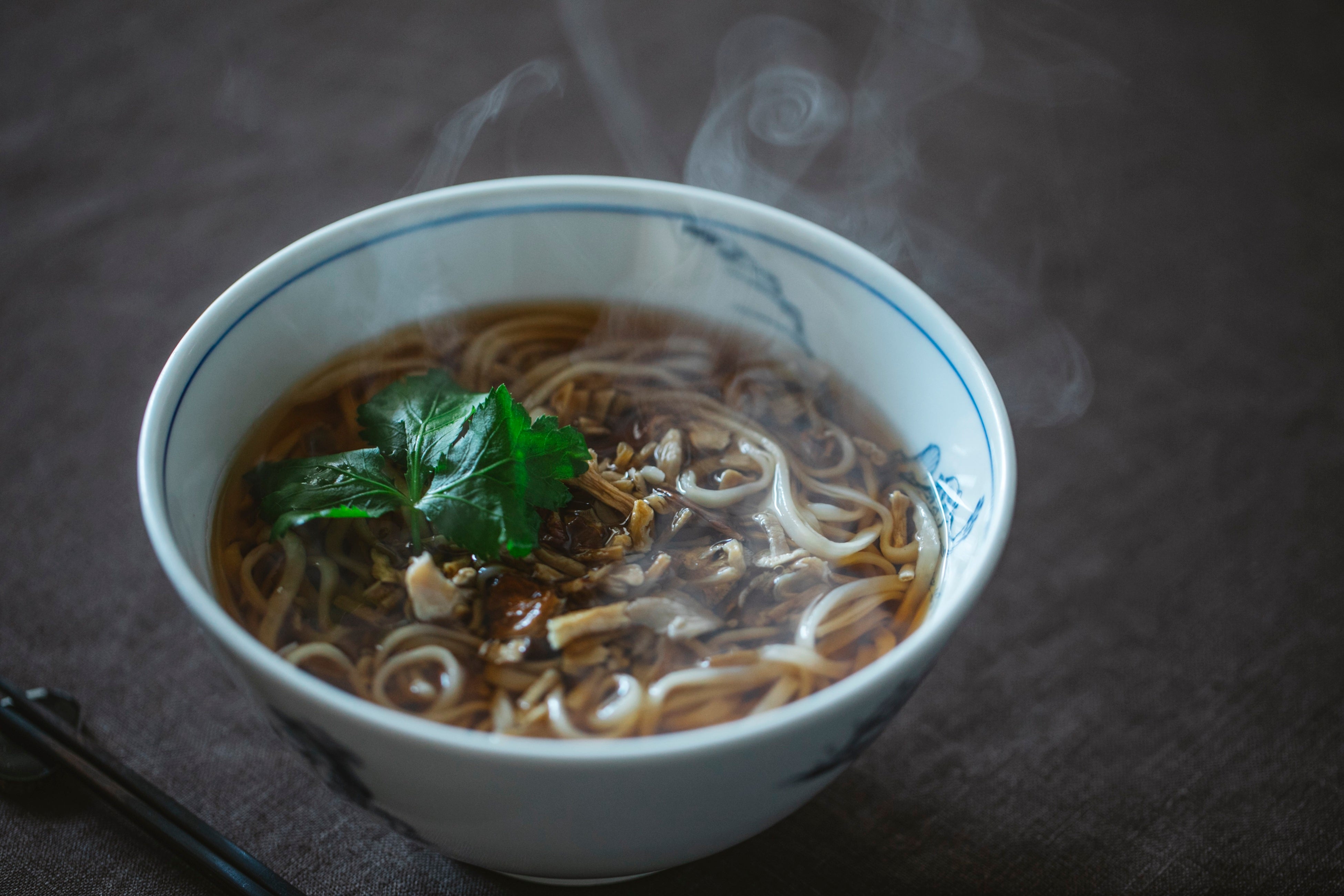 うね乃の新商品「京うどん」と「京のお味噌汁」、お湯を注ぐだけのおだし