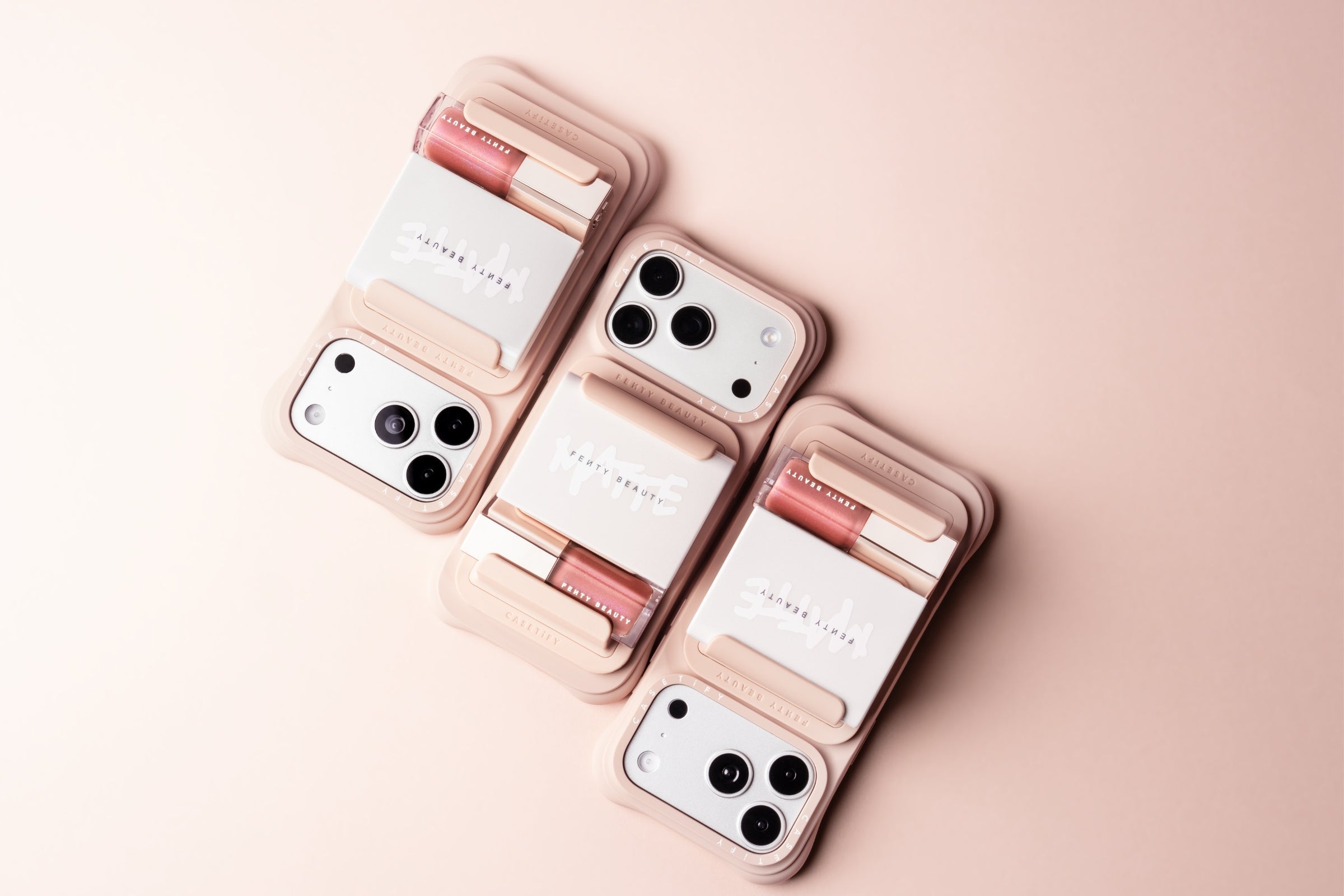 「Fenty Beauty x CASETiFY」、コスメをスマホに装着して持ち歩く