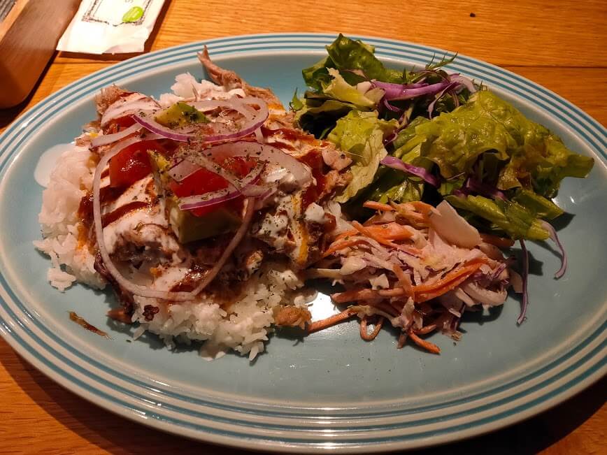 平日のお昼におすすめ　旨辛なお肉料理とドリンクバー付きのおいしいおしゃれなカフェ