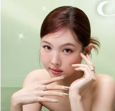 TWICEナヨンがミューズ。フィンガースーツから輝く春の躍動感を込めた新コレクション登場♡