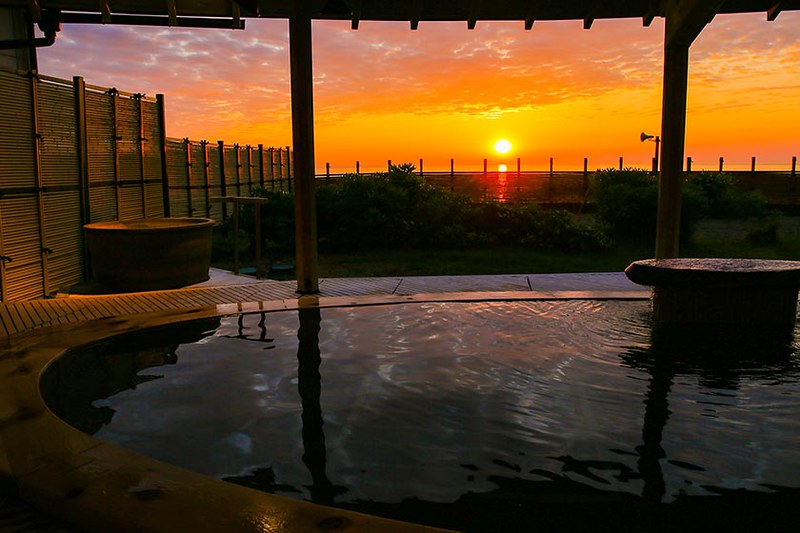【新潟】日本海に沈む夕日が美しすぎる…！絶景温泉旅館「大江戸温泉物語 汐美荘」