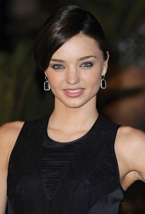 今年のトレンドヘアカラーは黒!?