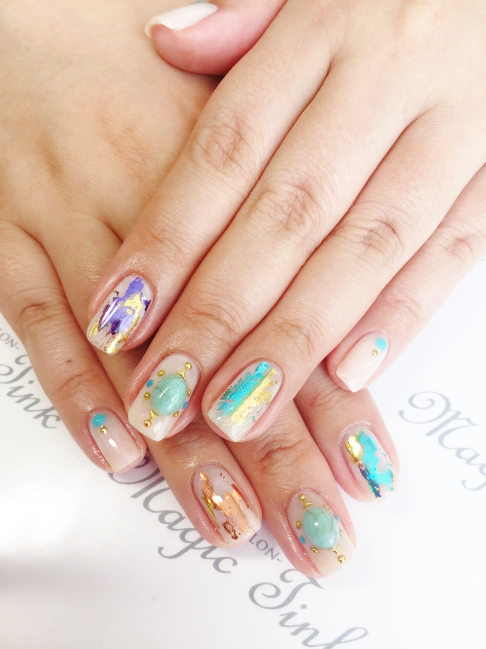 指先がオーロラ♡ホイルネイルの人気が止まらない♪